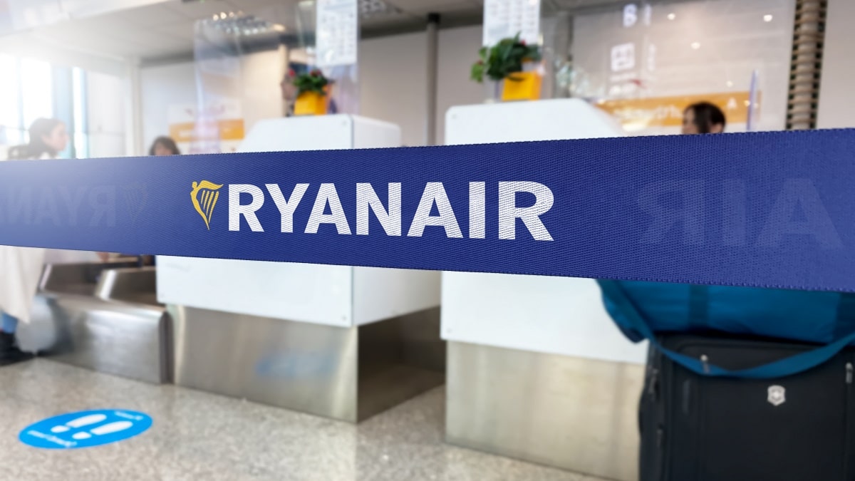 Un passager furieux saccage le comptoir Ryanair à l’aéroport (vidéo)